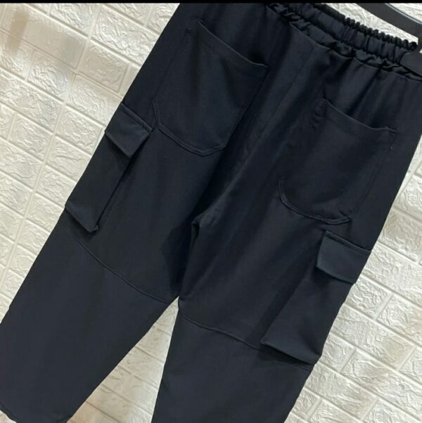 pantalone cargo nero con tasconi