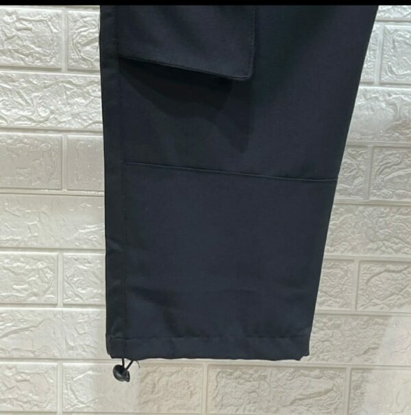 pantalone cargo nero con tasconi