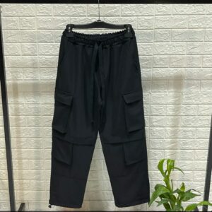 pantalone cargo nero con tasconi