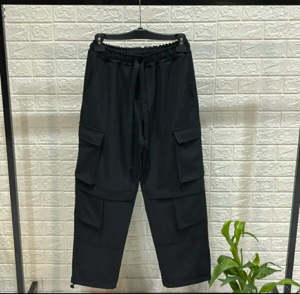 pantalone cargo nero con tasconi