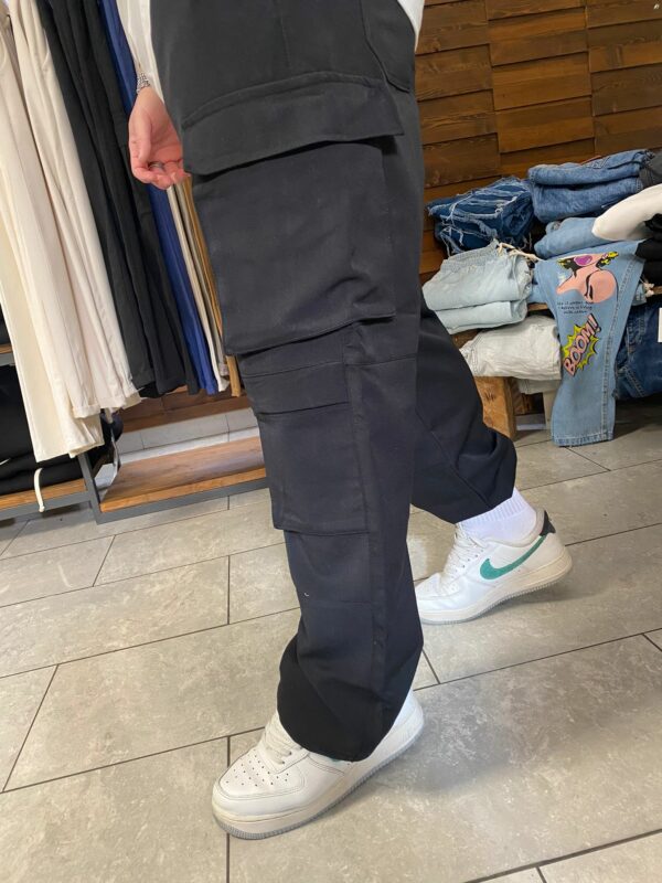 pantalone cargo nero con tasconi