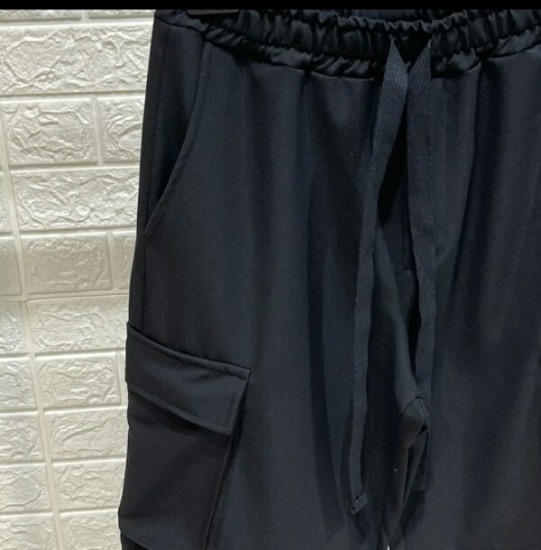 pantalone cargo nero con tasconi