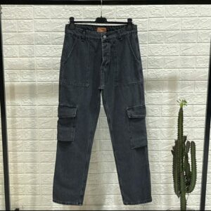 jeans nero cargo con tasconi