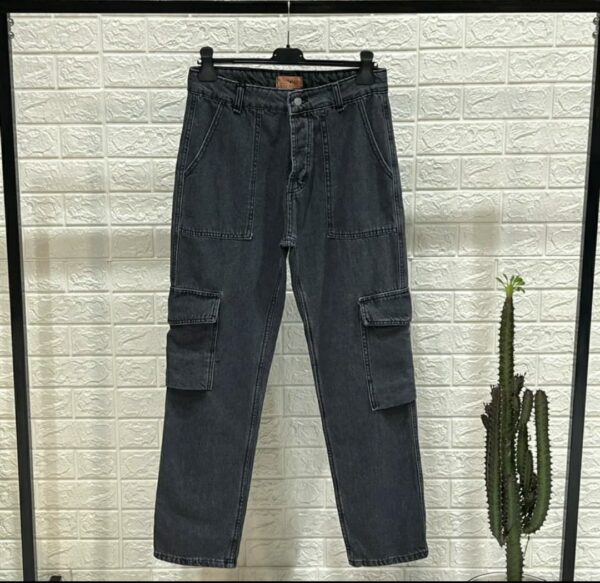 jeans nero cargo con tasconi