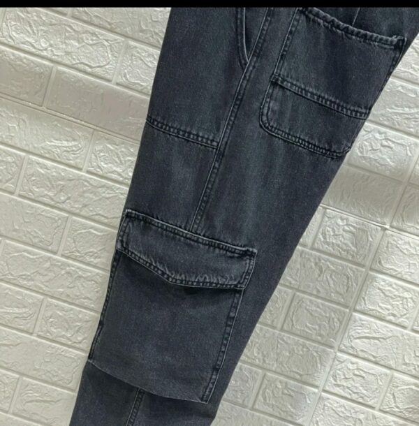 jeans nero cargo con tasconi